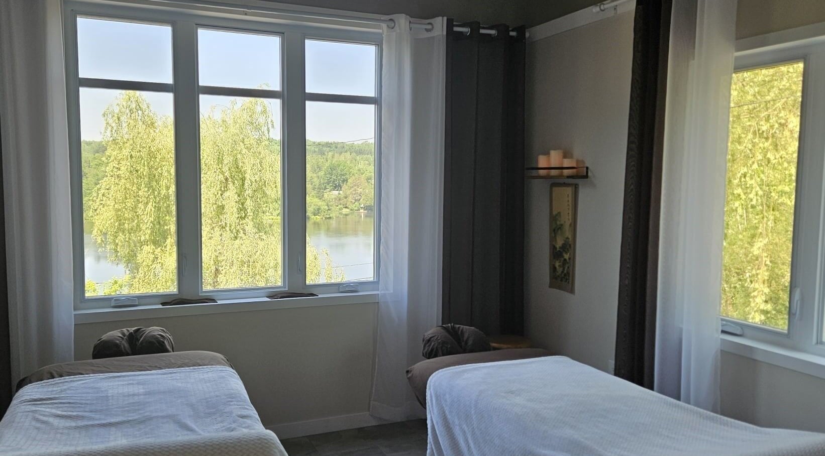 Chambre de spa avec vue relaxante sur la nature à Spa Le Sensoriel, Sherbrooke, Québec, CA.