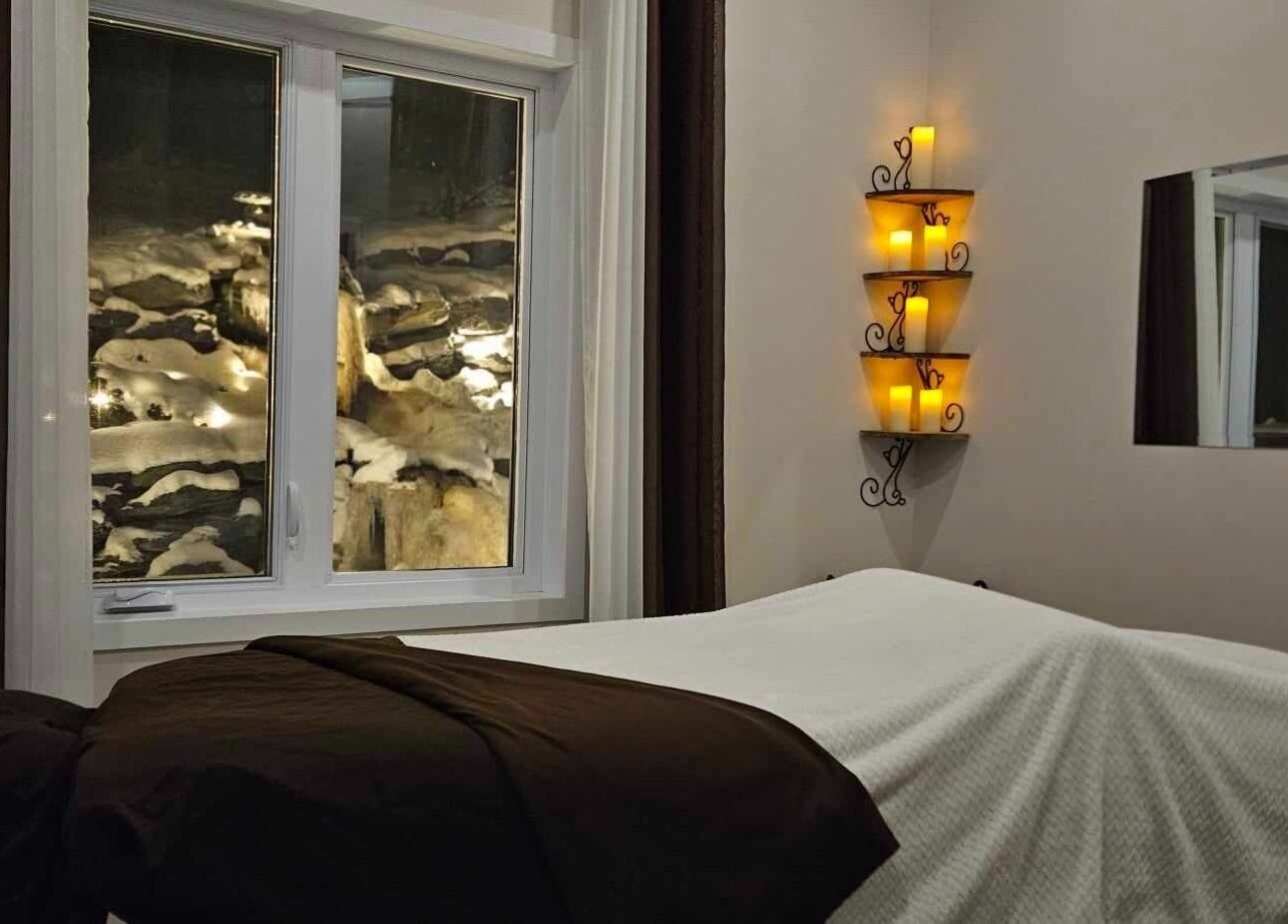 Chambre de spa avec vue enneigée à Spa Le Sensoriel, Sherbrooke, Québec, CA.