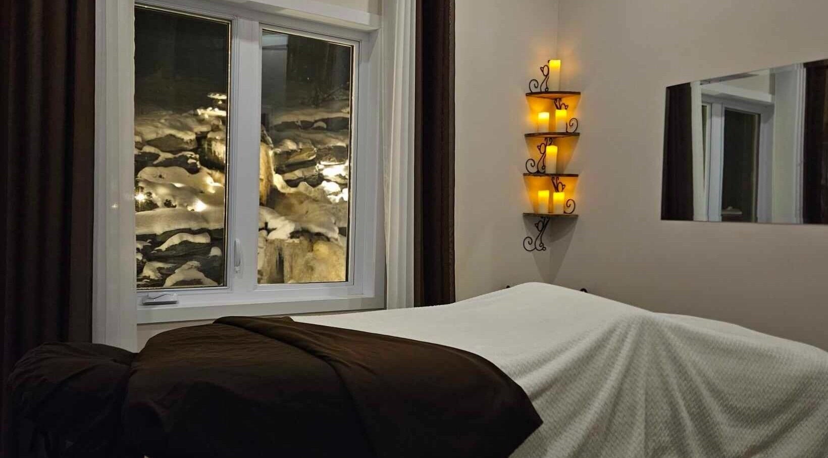 Chambre de spa avec vue enneigée à Spa Le Sensoriel, Sherbrooke, Québec, CA.