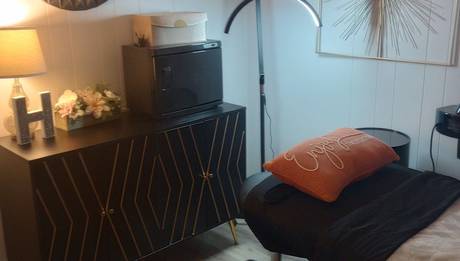 Nurture Your Skin by Holly @ Salon 405, bilde 1