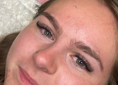 Close-up of a woman's face with lush eyelashes at ttsbeautybar_ in Crawley, England, GB.