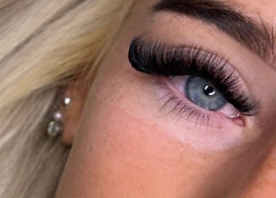 Close-up of styled eyelashes at ttsbeautybar_ in Crawley, England, GB, showcasing expert beauty techniques.