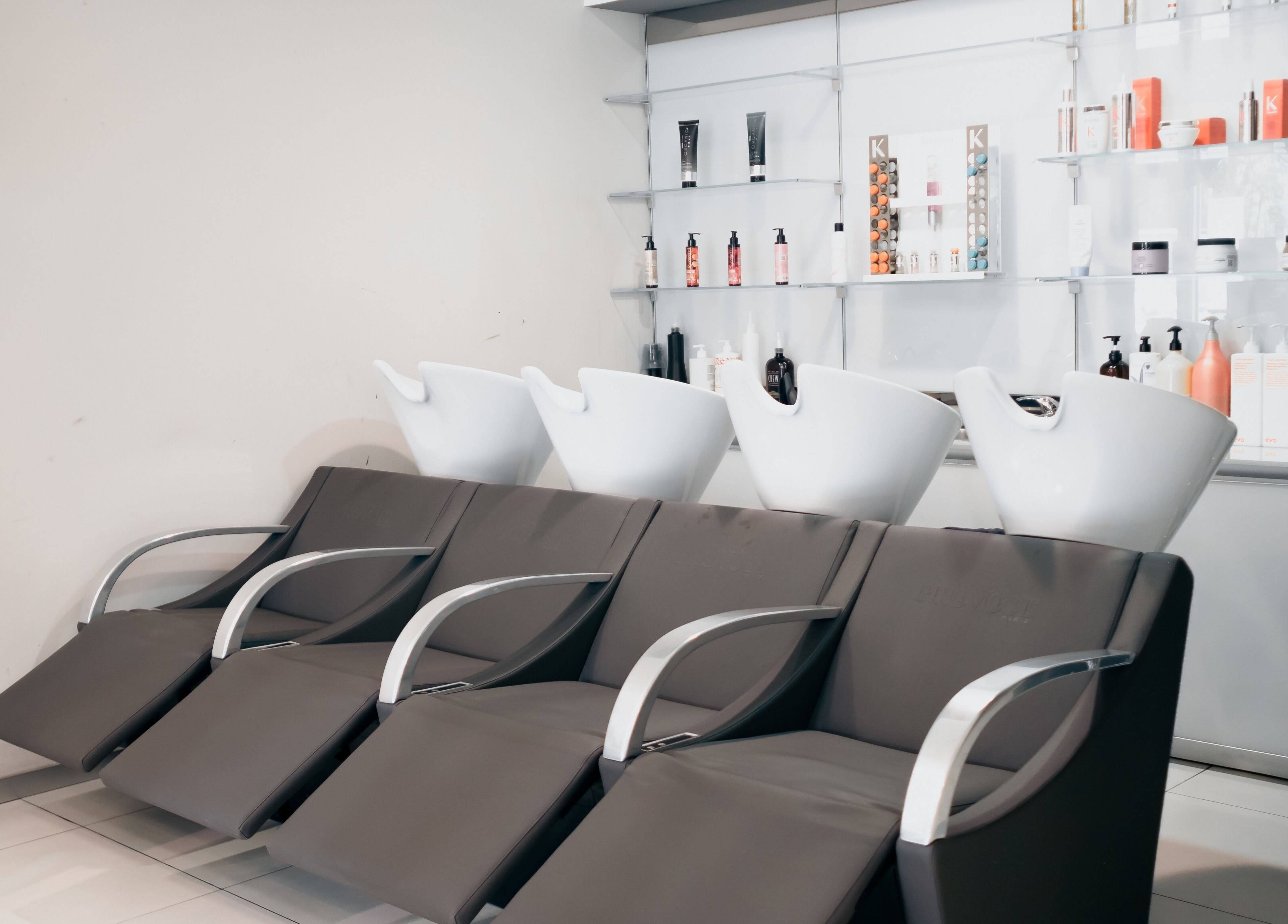 Stations de lavage modernes au salon Franck Provost Nouméa - Anse Vata, Nouméa, Province Sud, NC.