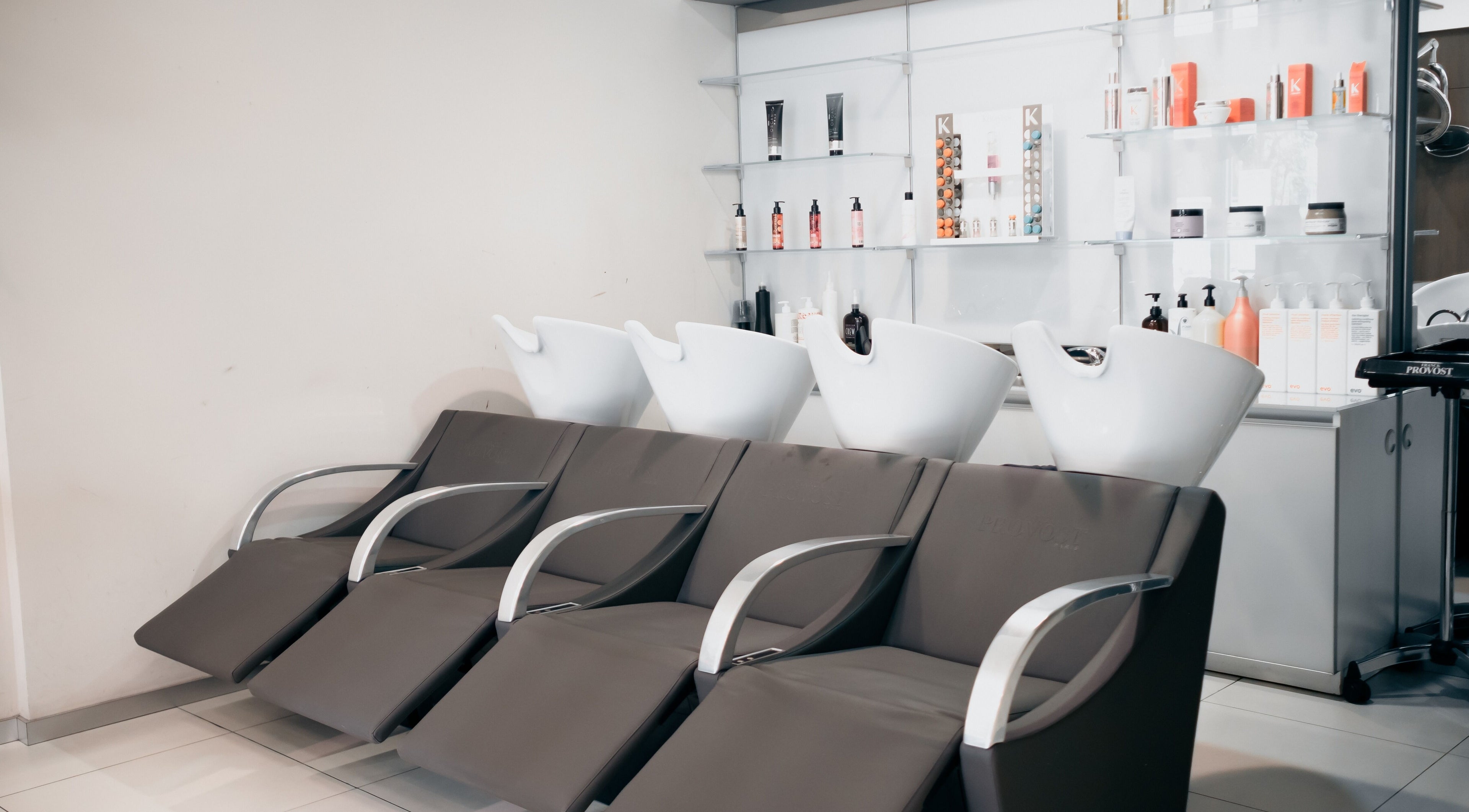 Stations de lavage modernes au salon Franck Provost Nouméa - Anse Vata, Nouméa, Province Sud, NC.