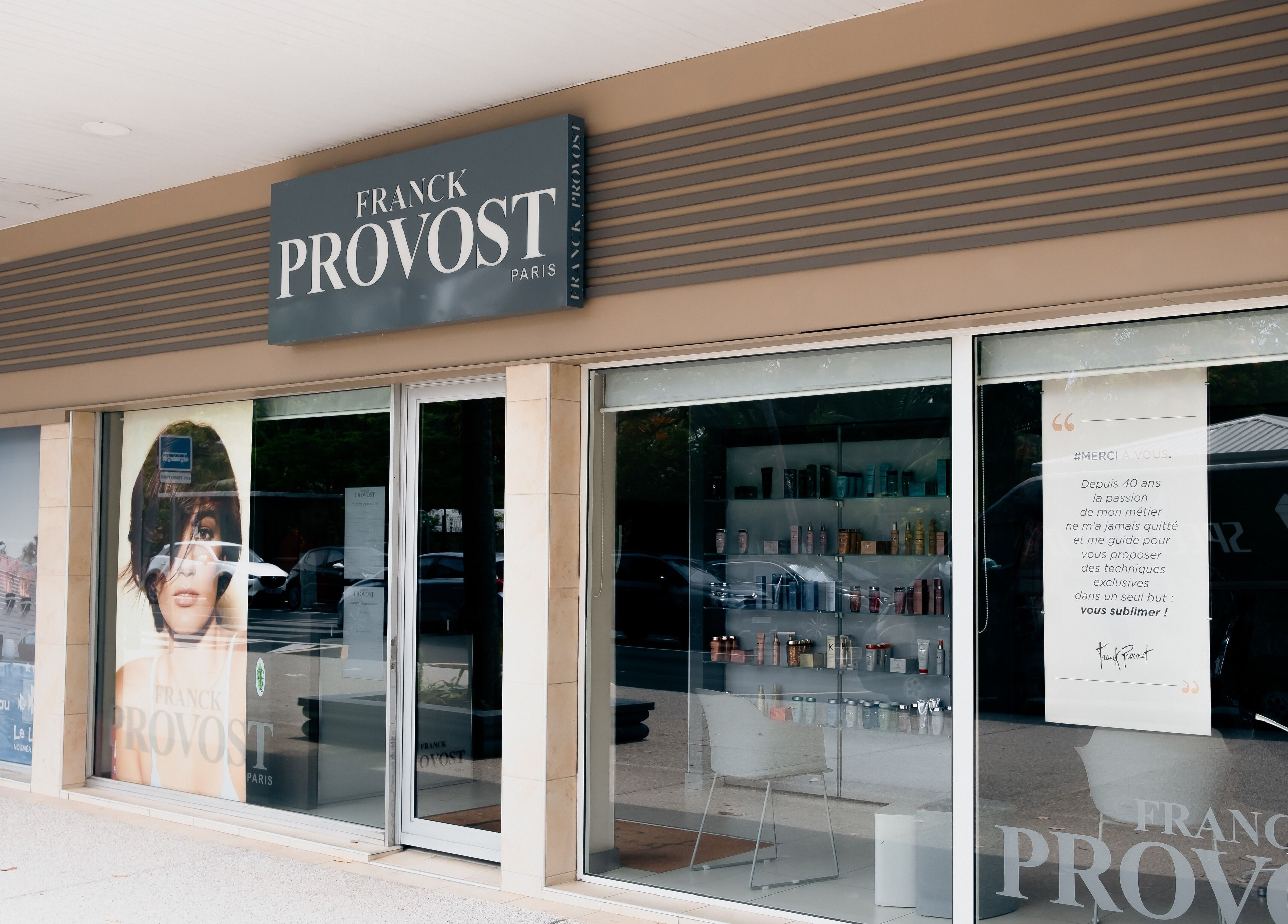 Entrée du salon Franck Provost Nouméa - Anse Vata, à Nouméa, Province Sud, NC, avec sa vitrine moderne.