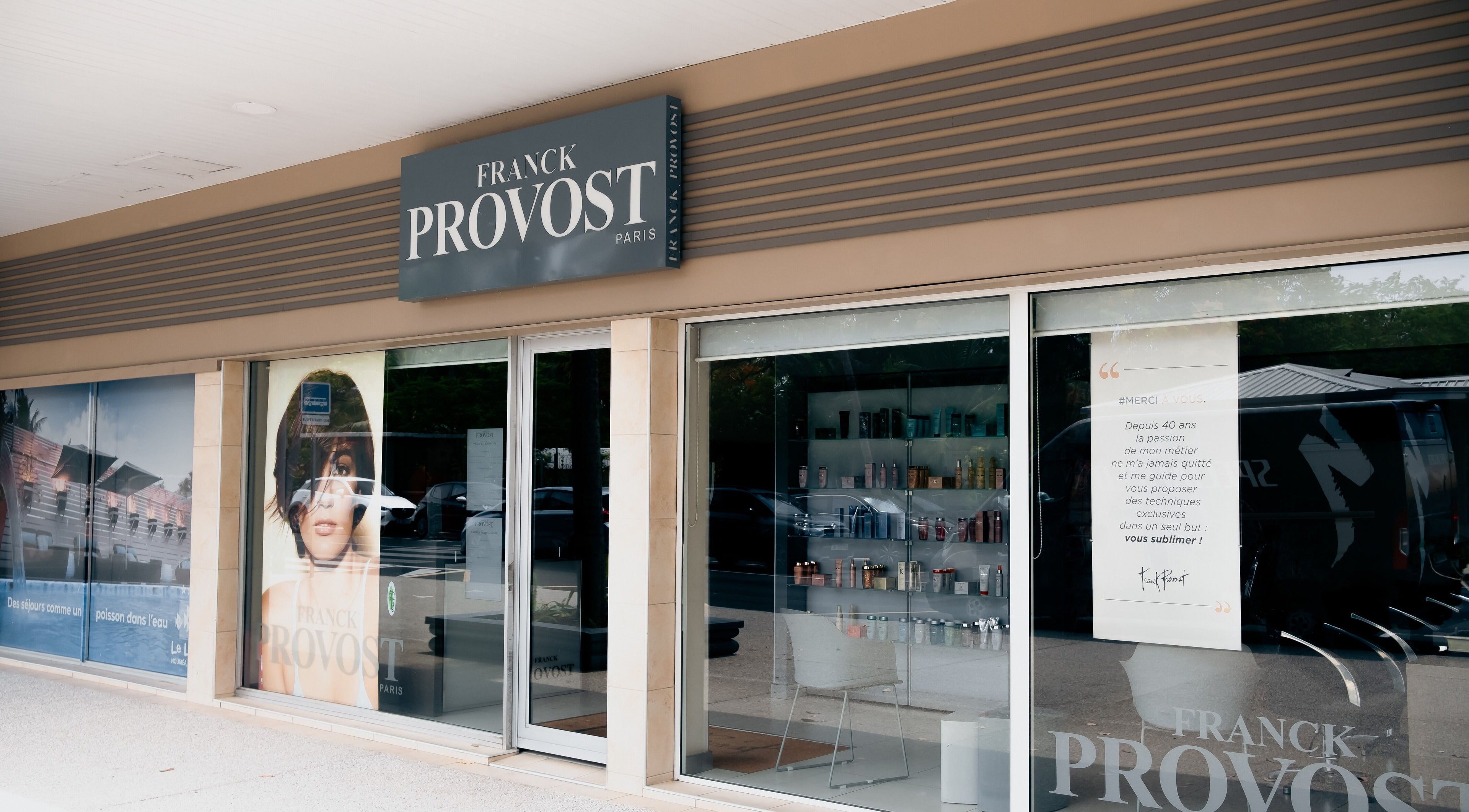 Entrée du salon Franck Provost Nouméa - Anse Vata, à Nouméa, Province Sud, NC, avec sa vitrine moderne.