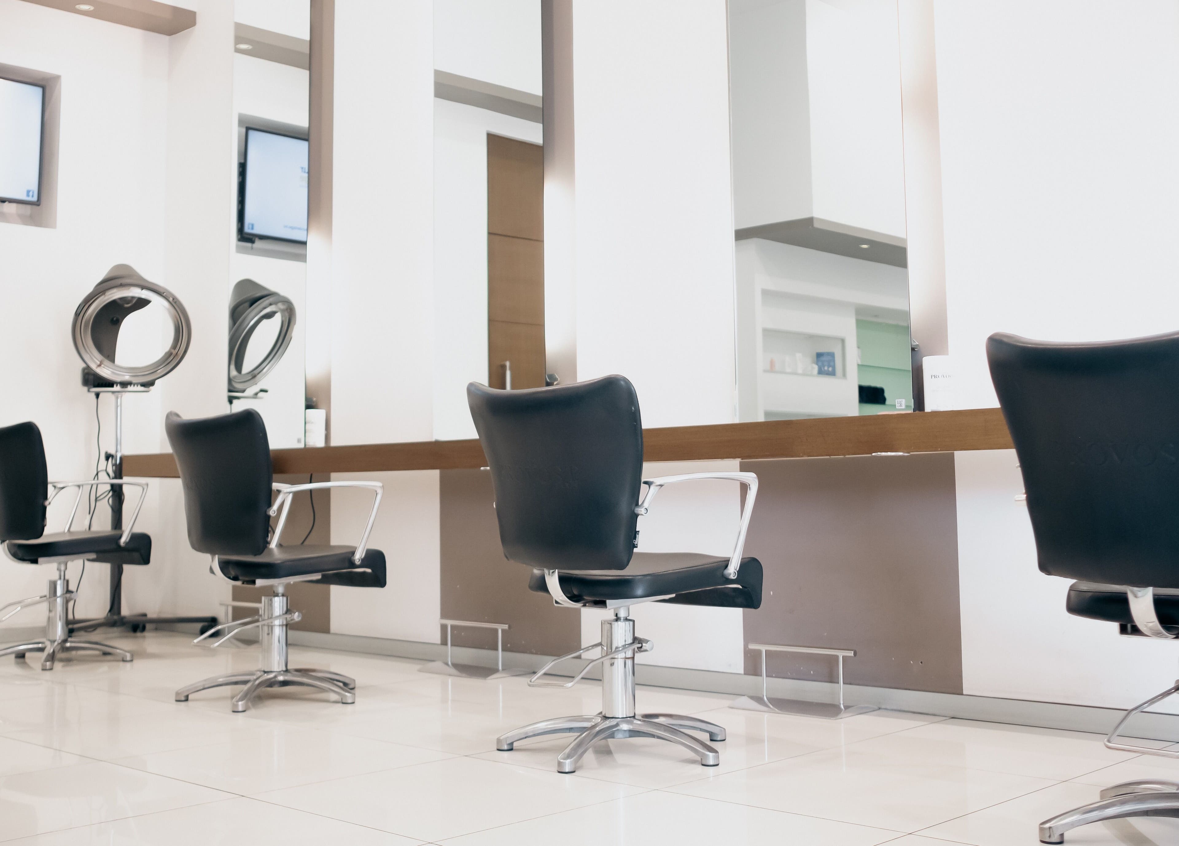 Intérieur moderne du salon Franck Provost Nouméa - Quartier Latin, Nouméa, South Province, NC.