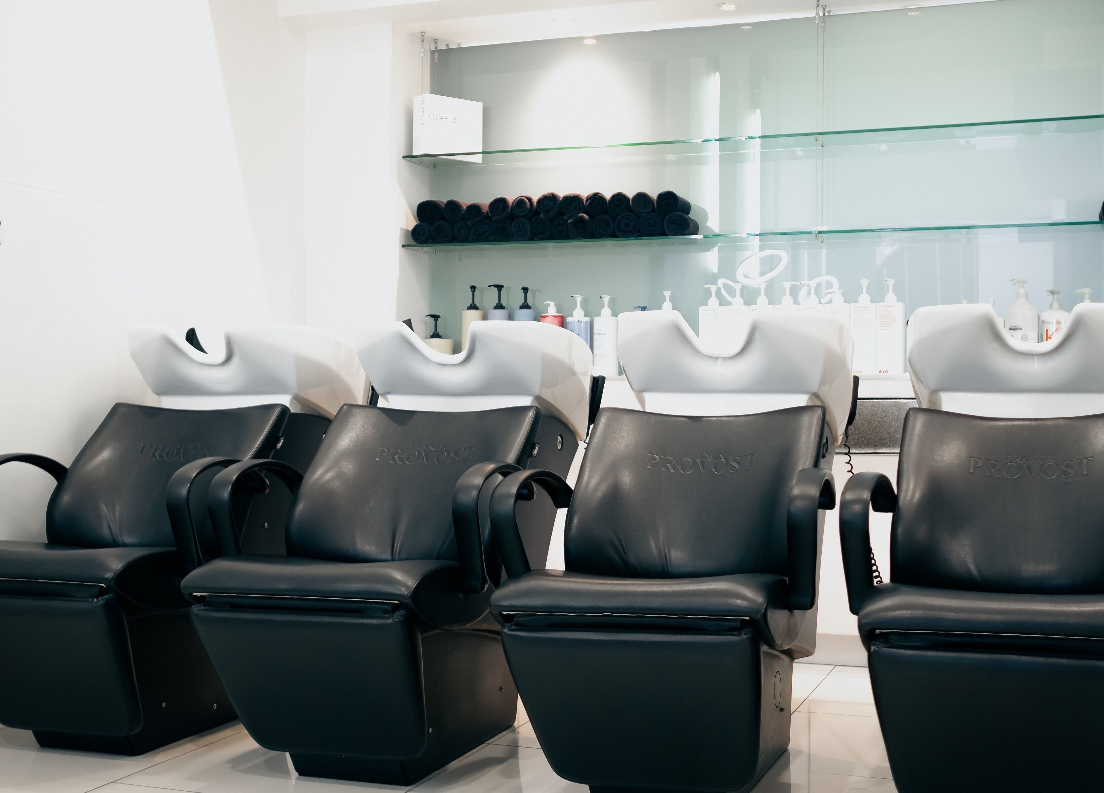 Stations modernes chez Franck Provost Nouméa - Quartier Latin, Nouméa, South Province, NC, pour un soin capillaire.