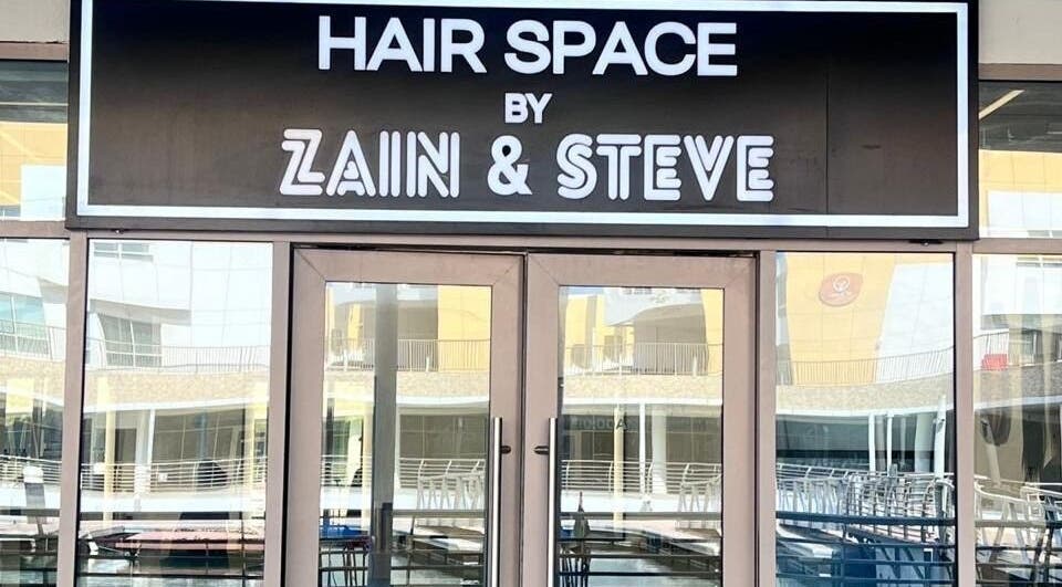 Entrance of Hair Space Ladies Salon by Zain & Steve in Abu Dhabi, AE with stylish glass doors.
