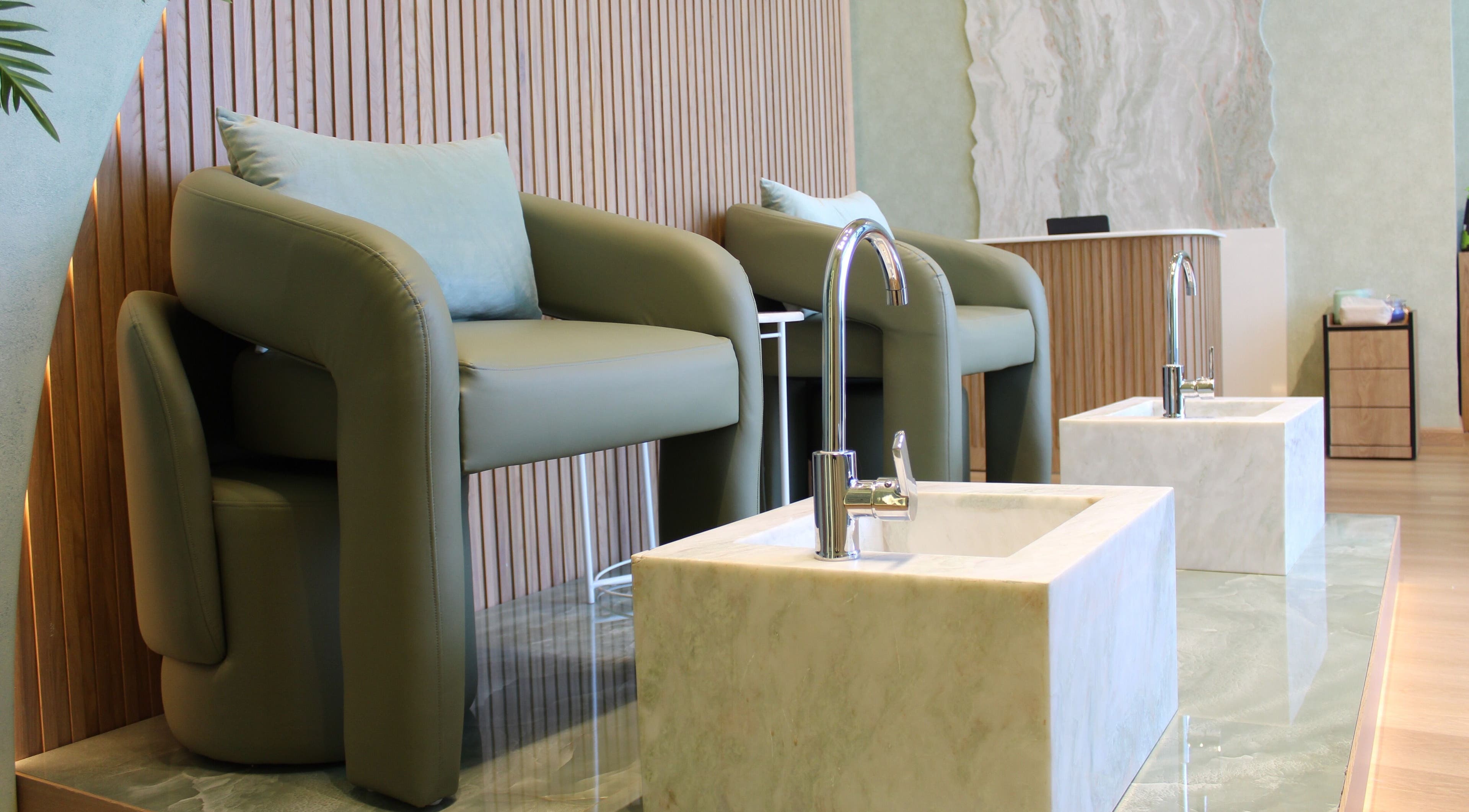 Upscale pedicure spa at Beauty Bloom Nails & Lashes, دبي, دبي, AE with plush seating and elegant basins.