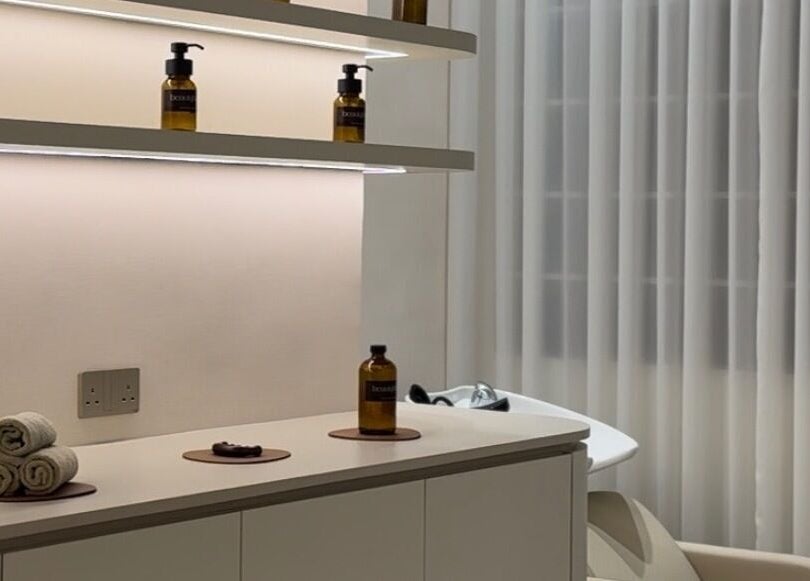 Relaxing beauty corner at Beauty Bloom Salon in دبي, دبي, AE featuring elegant bottles and soft lighting.