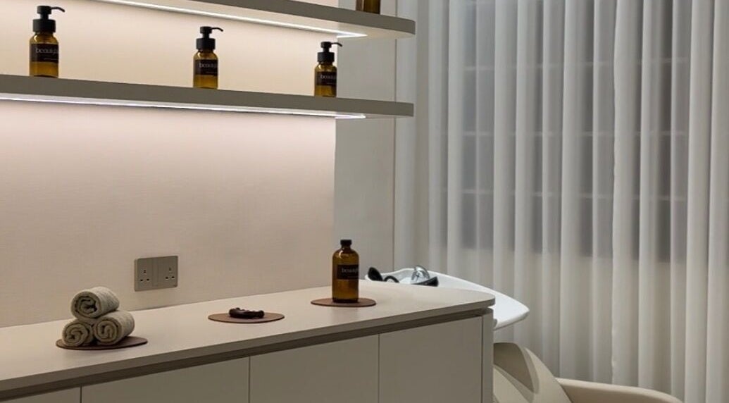 Relaxing beauty corner at Beauty Bloom Salon in دبي, دبي, AE featuring elegant bottles and soft lighting.