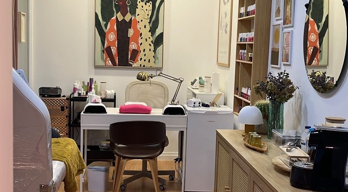 Espaço acolhedor em Studio Regina Reis, Braga, Braga, PT, com decoração moderna e utensílios de beleza.