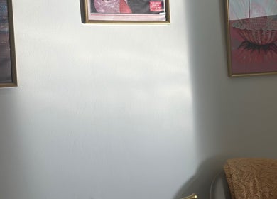 Quadros decorativos no Empório Nails Designer em São Cosme, Porto, PT, destacando sofisticação artística.