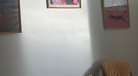 Quadros decorativos no Empório Nails Designer em São Cosme, Porto, PT, destacando sofisticação artística.