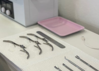 Ferramentas de manicure organizadas no Empório Nails Designer, São Cosme, Porto, PT.