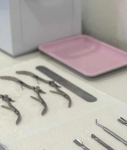 Ferramentas de manicure organizadas no Empório Nails Designer, São Cosme, Porto, PT.