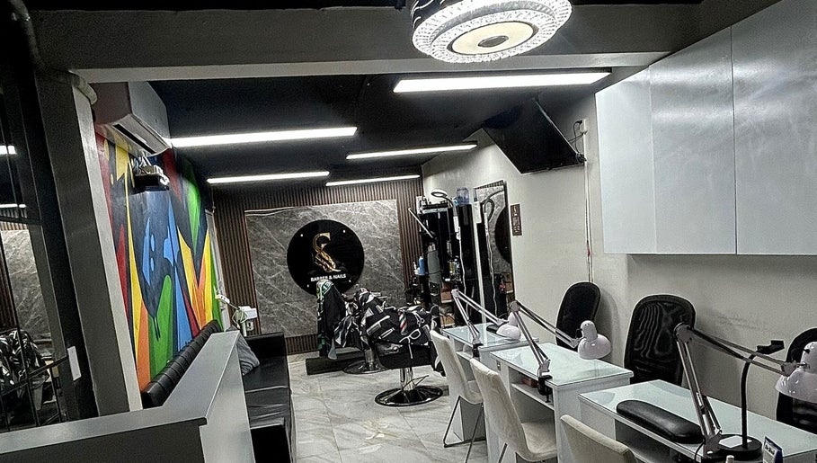 Interior moderno de Kasús Barber & Nails en Buena Vista 1ra, Santo Domingo Norte, DO con decoración colorida.