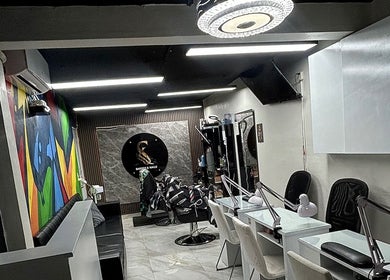 Interior moderno de Kasús Barber & Nails en Buena Vista 1ra, Santo Domingo Norte, DO con decoración colorida.