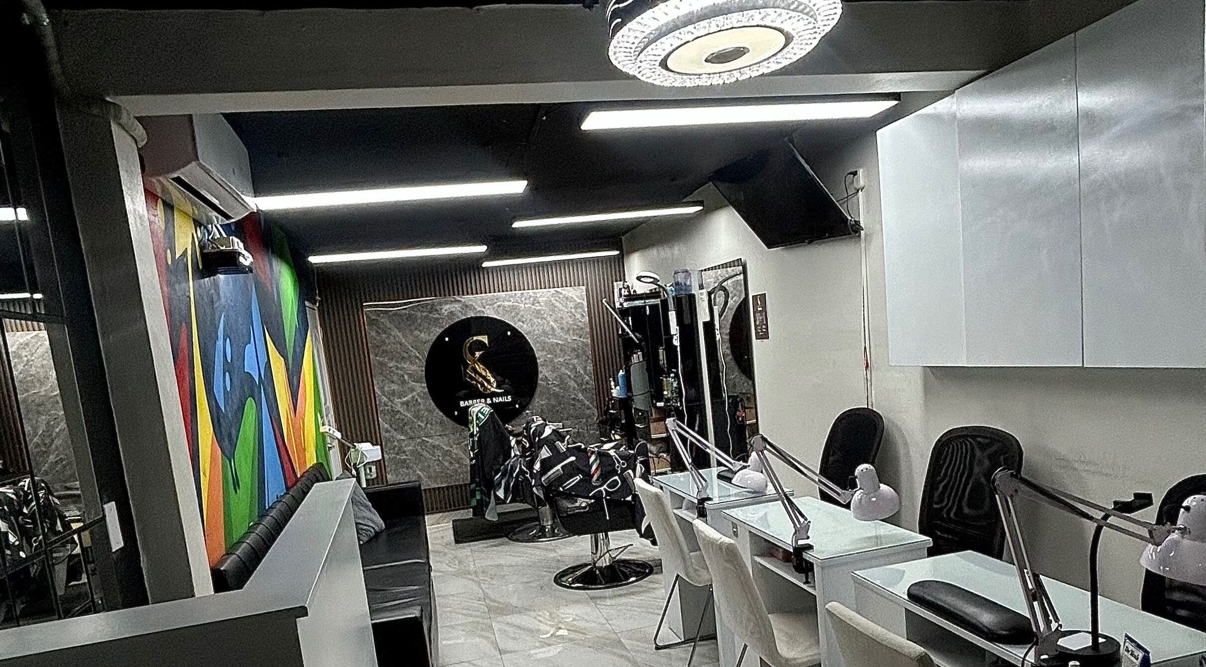 Interior moderno de Kasús Barber & Nails en Buena Vista 1ra, Santo Domingo Norte, DO con decoración colorida.