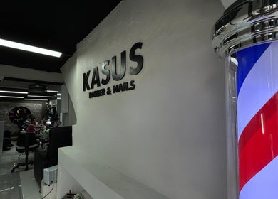 Entrada de Kasús Barber & Nails en Buena Vista 1ra, Santo Domingo Norte, con su distintivo letrero.