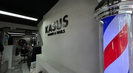 Entrada de Kasús Barber & Nails en Buena Vista 1ra, Santo Domingo Norte, con su distintivo letrero.