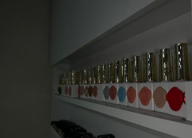 Esmaltes de uñas en estante en Kasús Barber & Nails, Buena Vista 1ra, Santo Domingo Norte, DO.