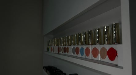 Esmaltes de uñas en estante en Kasús Barber & Nails, Buena Vista 1ra, Santo Domingo Norte, DO.