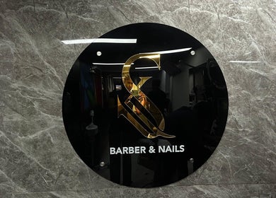 Logo de Kasús Barber & Nails en pared de mármol en Buena Vista 1ra, Santo Domingo Norte, DO.