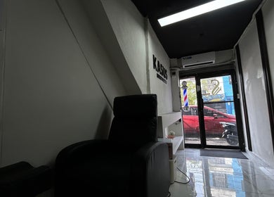 Vista de la entrada moderna de Kasús Barber & Nails, Buena Vista 1ra, Santo Domingo Norte, DO.