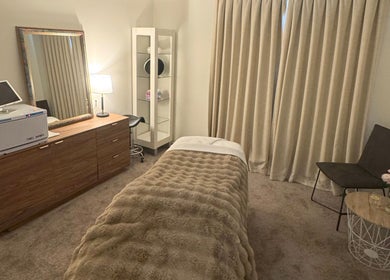 Cozy treatment room at Da Studio, Wānaka, Otago, NZ featuring a massage table and elegant decor.