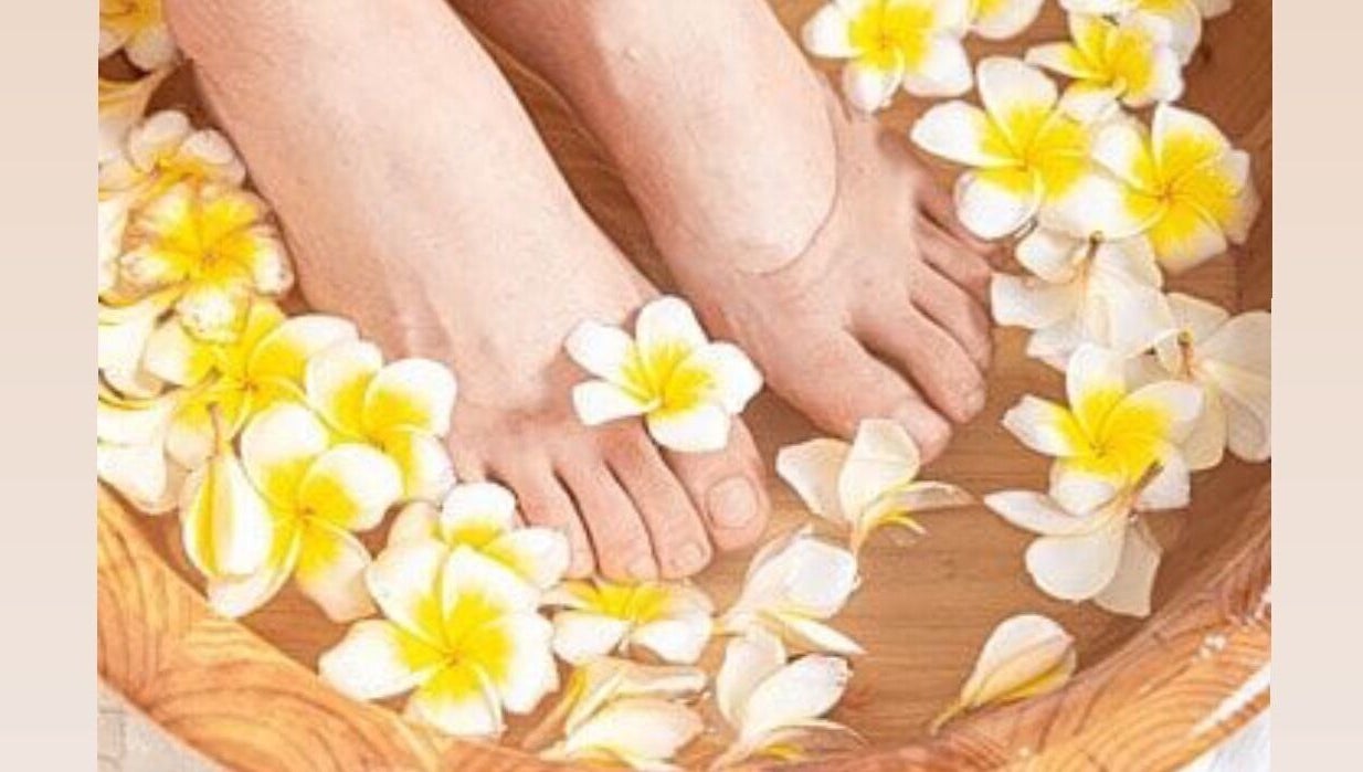 Relaxing foot soak with flowers at De Lune Beauty Spa, Johor Bahru, Johor Darul Ta'zim, MY.