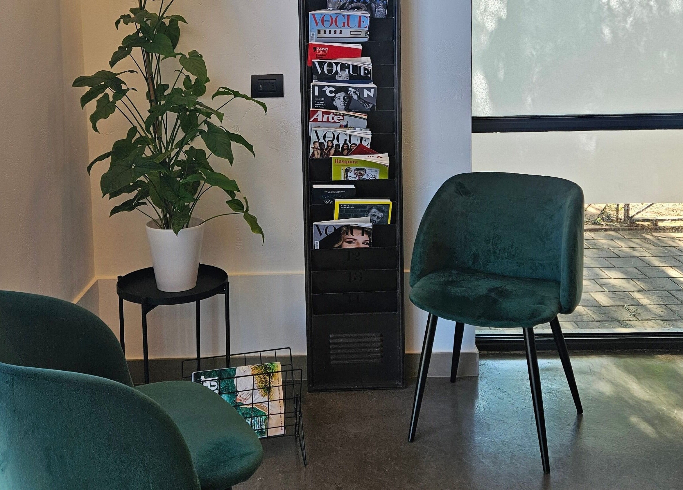 Angolo lettura con poltrone verdi presso KAMM hairsalon, Galatone, Puglia, IT.