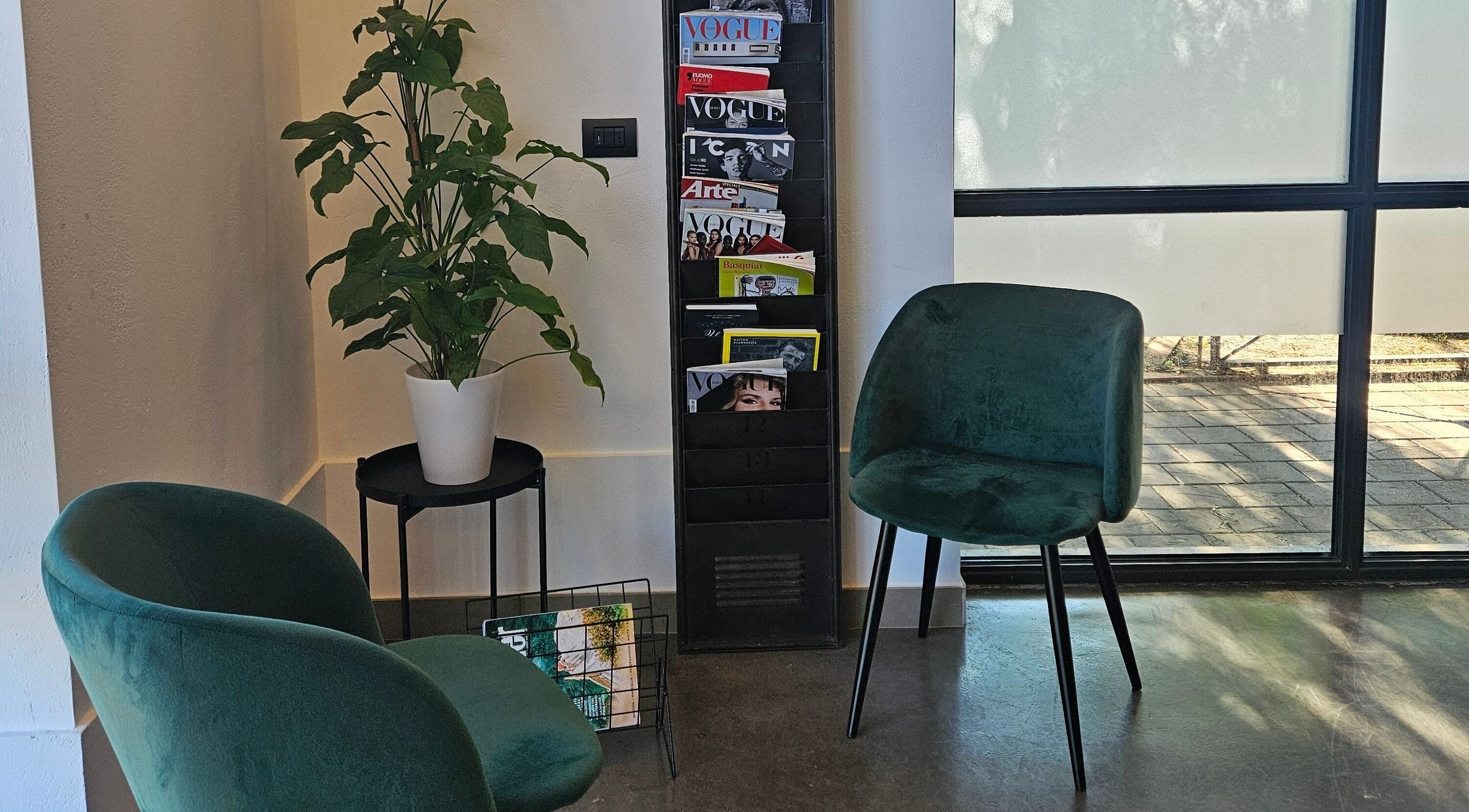Angolo lettura con poltrone verdi presso KAMM hairsalon, Galatone, Puglia, IT.