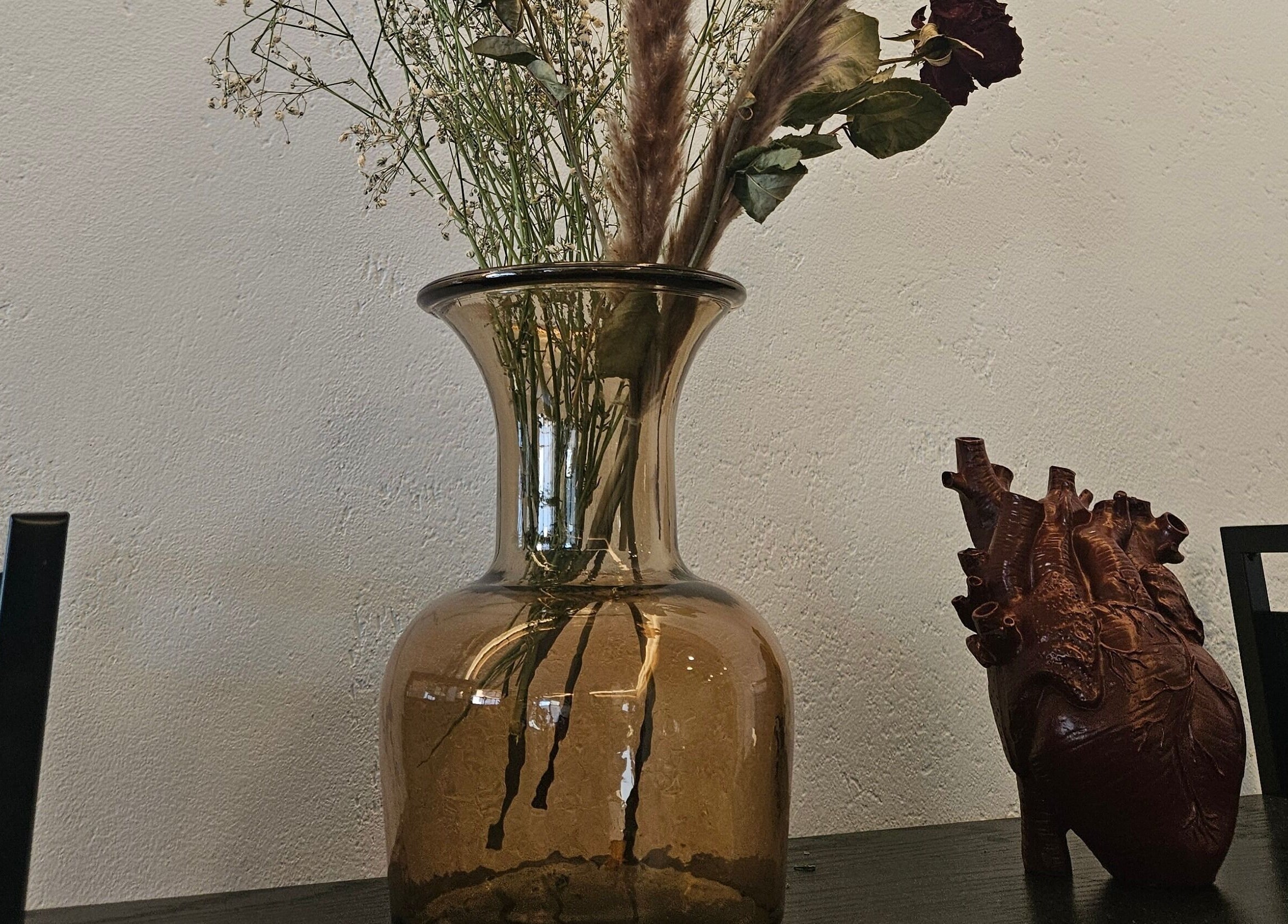 Vaso marrone con fiori secchi in KAMM hairsalon, Galatone, Puglia, IT.