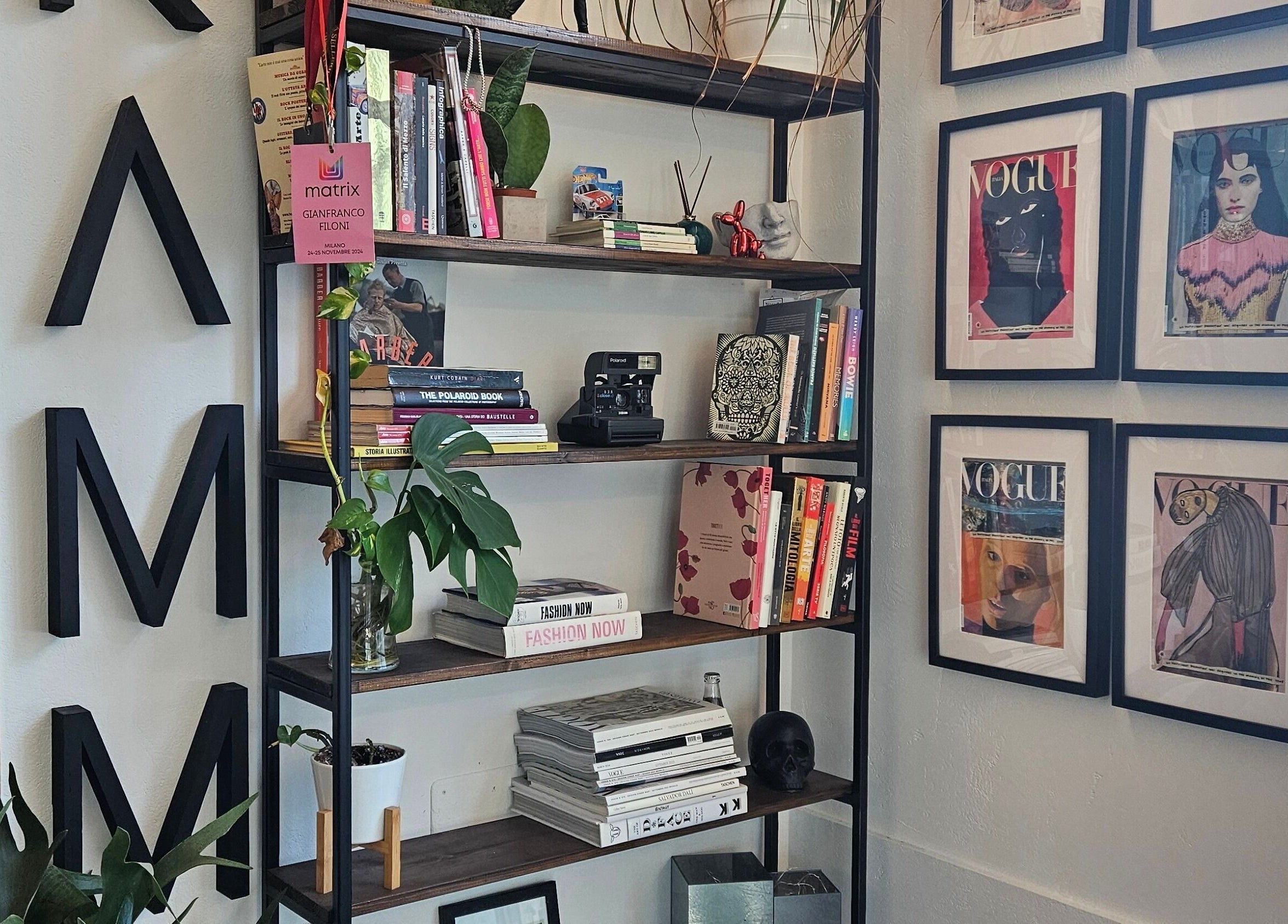 Libreria e cornici artistiche nel KAMM hairsalon, Galatone, Puglia, IT.