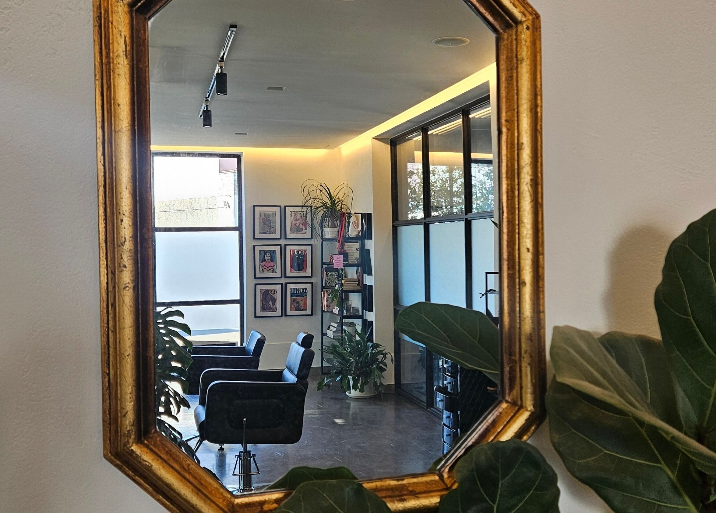Riflesso di un'elegante sala presso KAMM hairsalon, Galatone, Puglia, IT.
