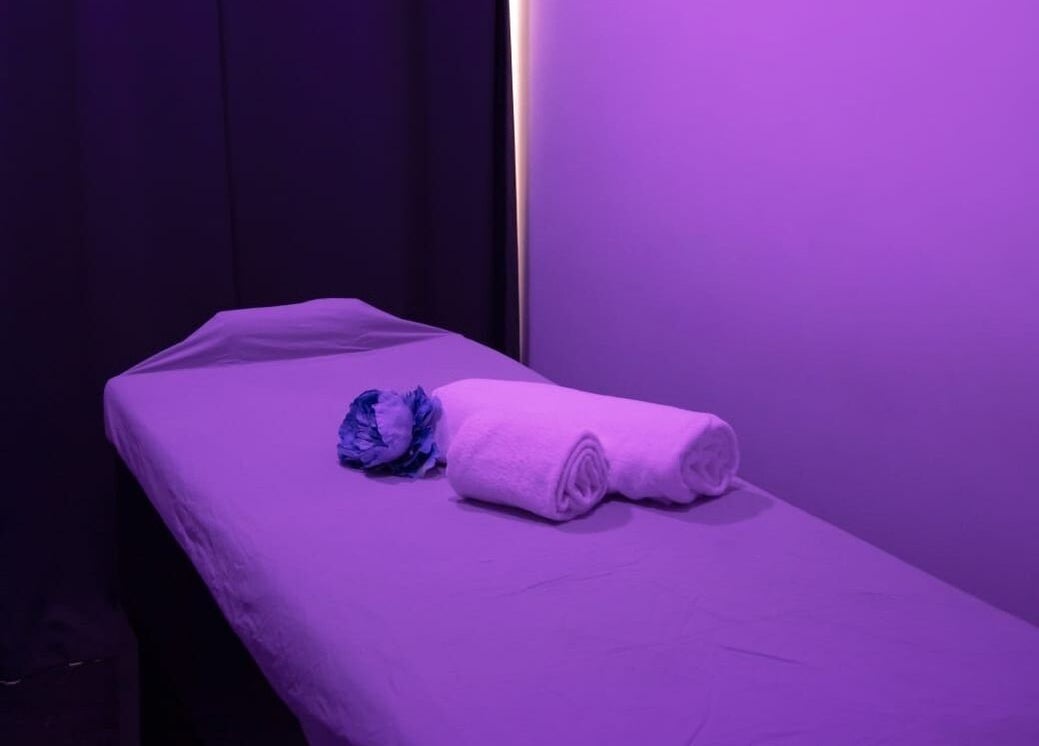 Stanza massaggio con asciugamani e fiore a HARMÒNIALAB, Lariano, Lazio, IT.