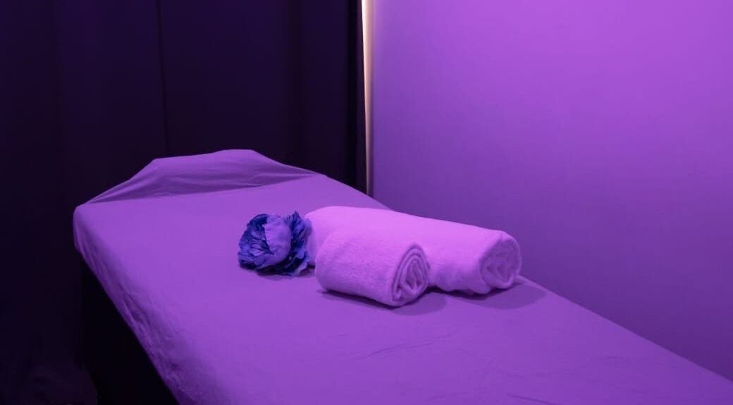 Stanza massaggio con asciugamani e fiore a HARMÒNIALAB, Lariano, Lazio, IT.