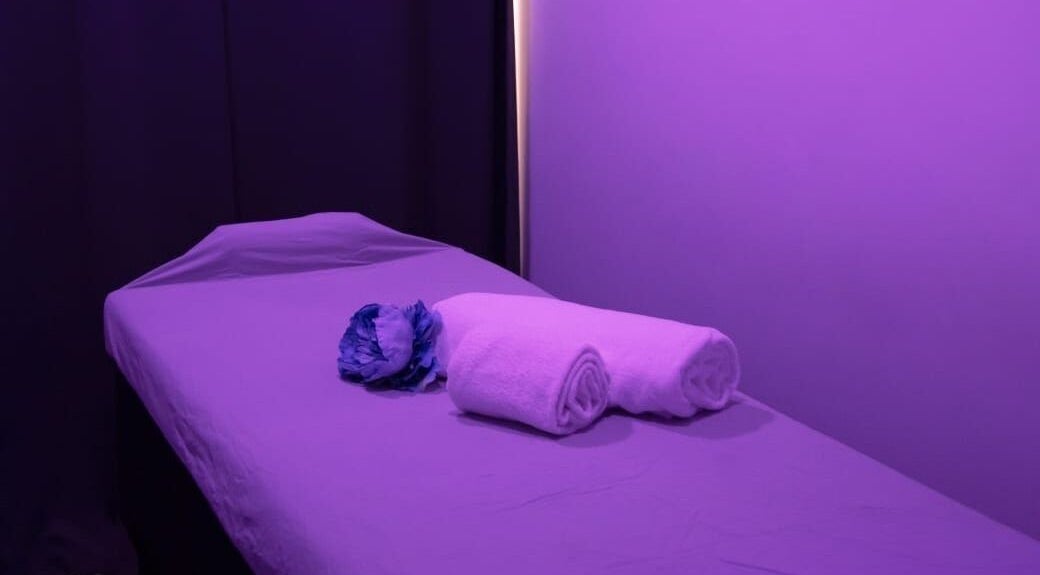 Stanza massaggio con asciugamani e fiore a HARMÒNIALAB, Lariano, Lazio, IT.