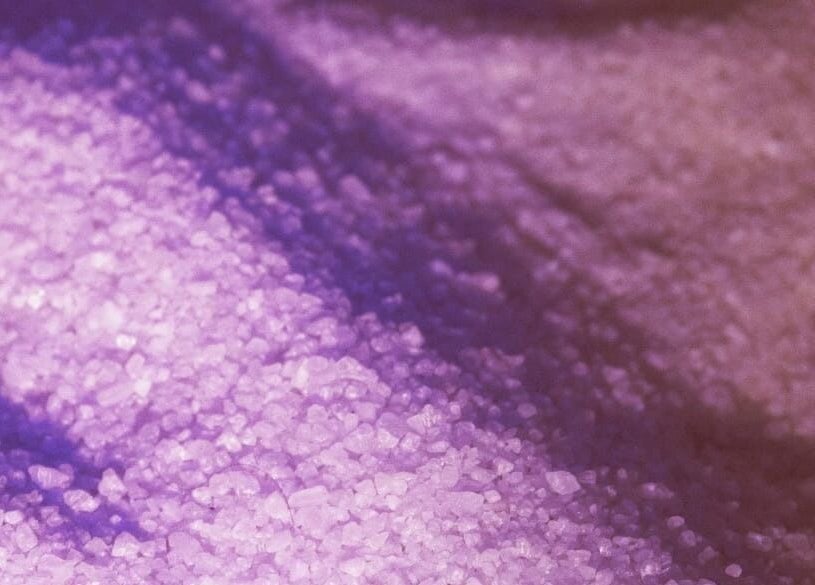 Cristalli di sale purpureo presso HARMÒNIALAB, Lariano, Lazio, IT. Un'atmosfera rilassante naturale.