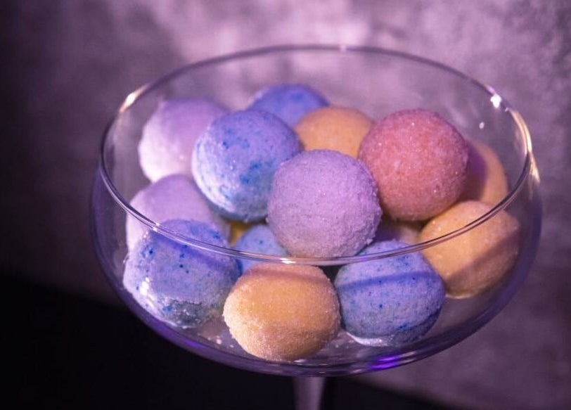 Bombe da bagno colorate in una coppa da HARMÒNIALAB, Lariano, Lazio, IT. Relax e benessere.