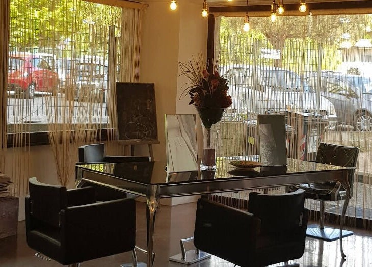 Interni moderni di Gurfa Beauty Concept a Roma, Lazio, IT con arredi eleganti e decorazioni floreali.