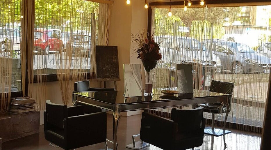 Interni moderni di Gurfa Beauty Concept a Roma, Lazio, IT con arredi eleganti e decorazioni floreali.