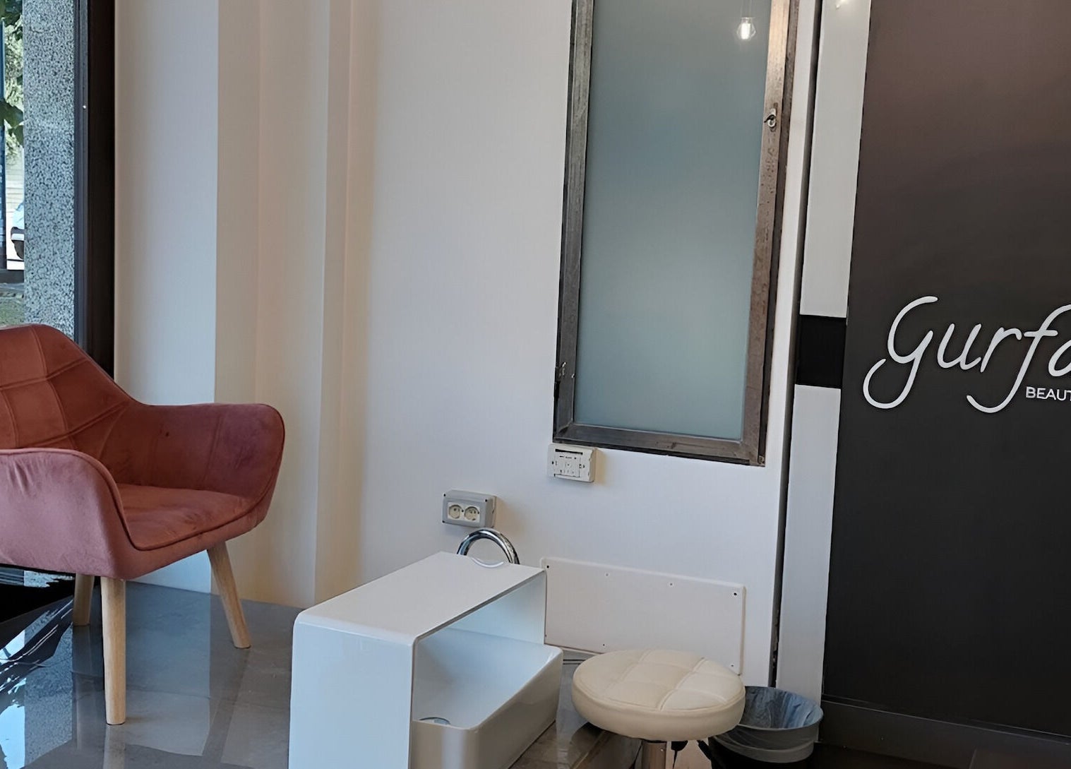 Interno di Gurfa Beauty Concept a Roma, Lazio, IT con sedia rosa e decorazioni eleganti.