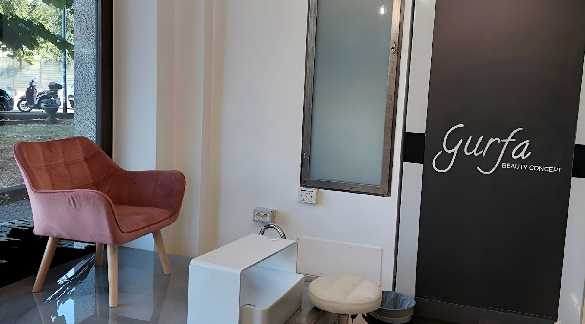 Interno di Gurfa Beauty Concept a Roma, Lazio, IT con sedia rosa e decorazioni eleganti.