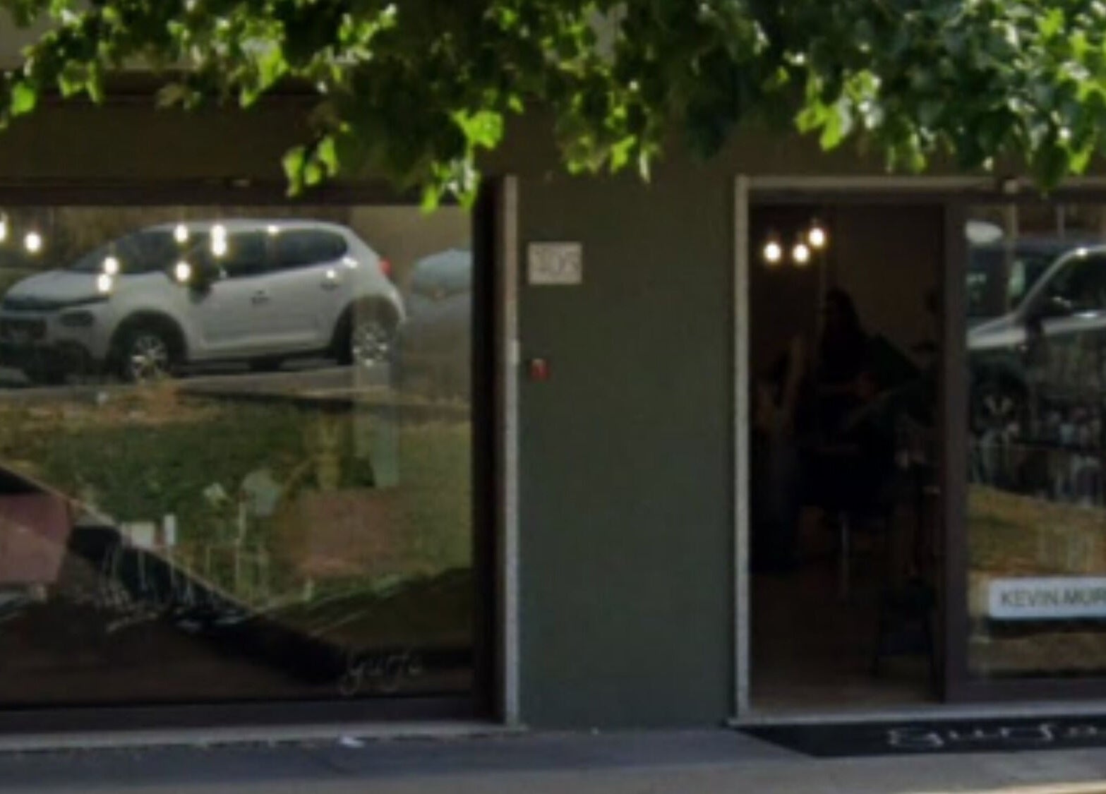 Entrata di Gurfa Beauty Concept, Roma, Lazio, IT, con vetrina riflettente e decorazioni moderne.