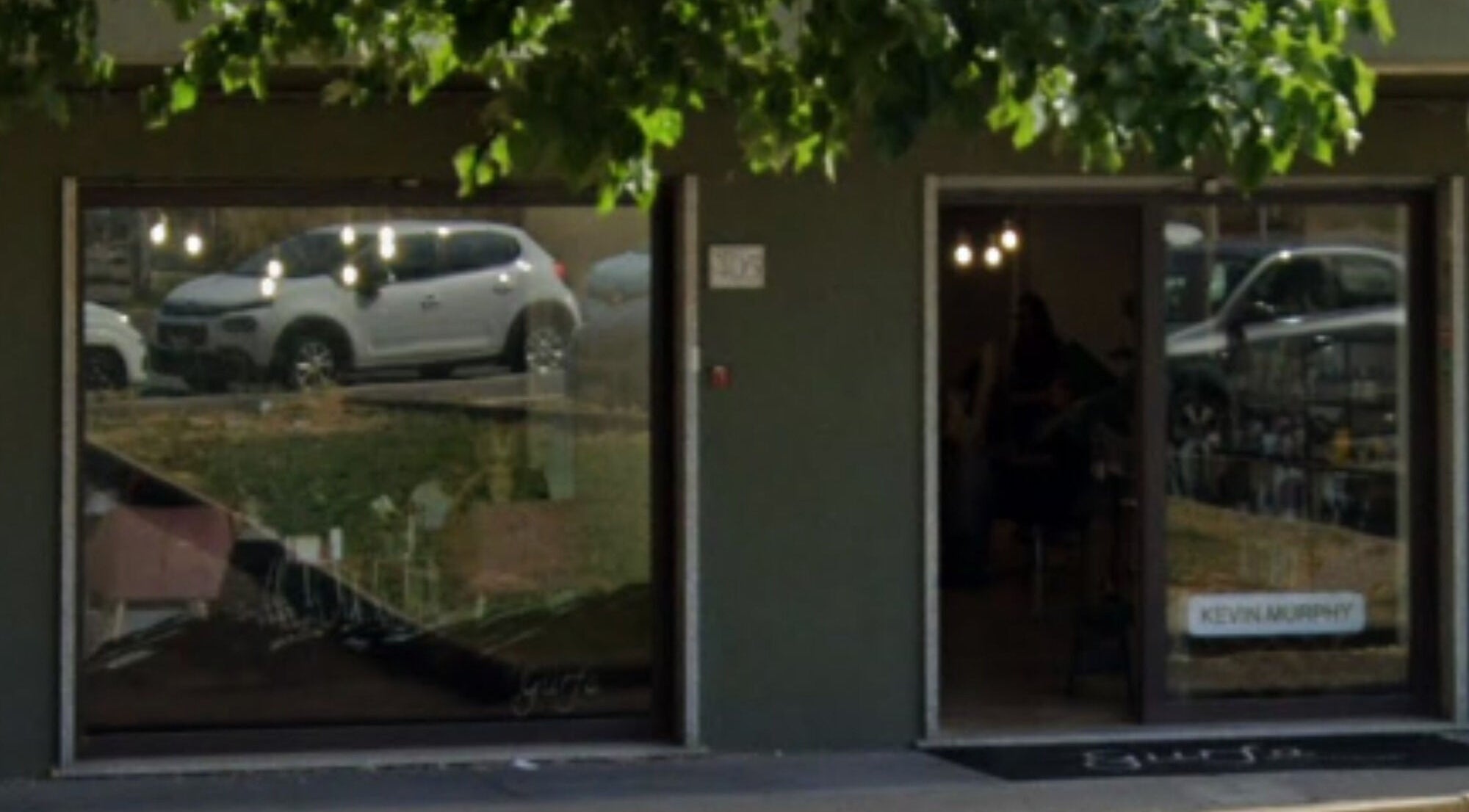 Entrata di Gurfa Beauty Concept, Roma, Lazio, IT, con vetrina riflettente e decorazioni moderne.