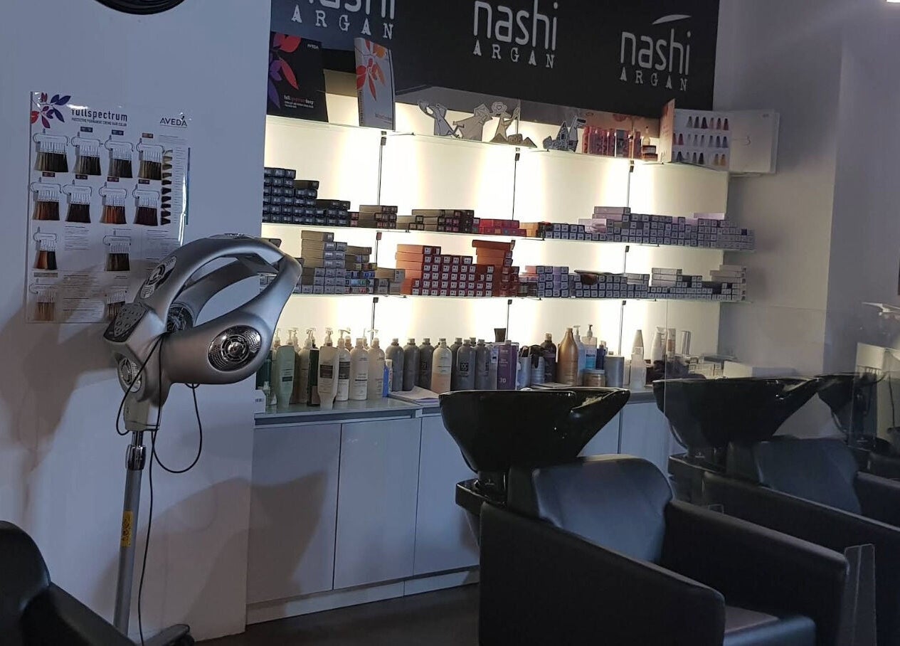 Interno di Gurfa Beauty Concept, Roma, Lazio, IT con prodotti Nashi Argan su scaffali illuminati.