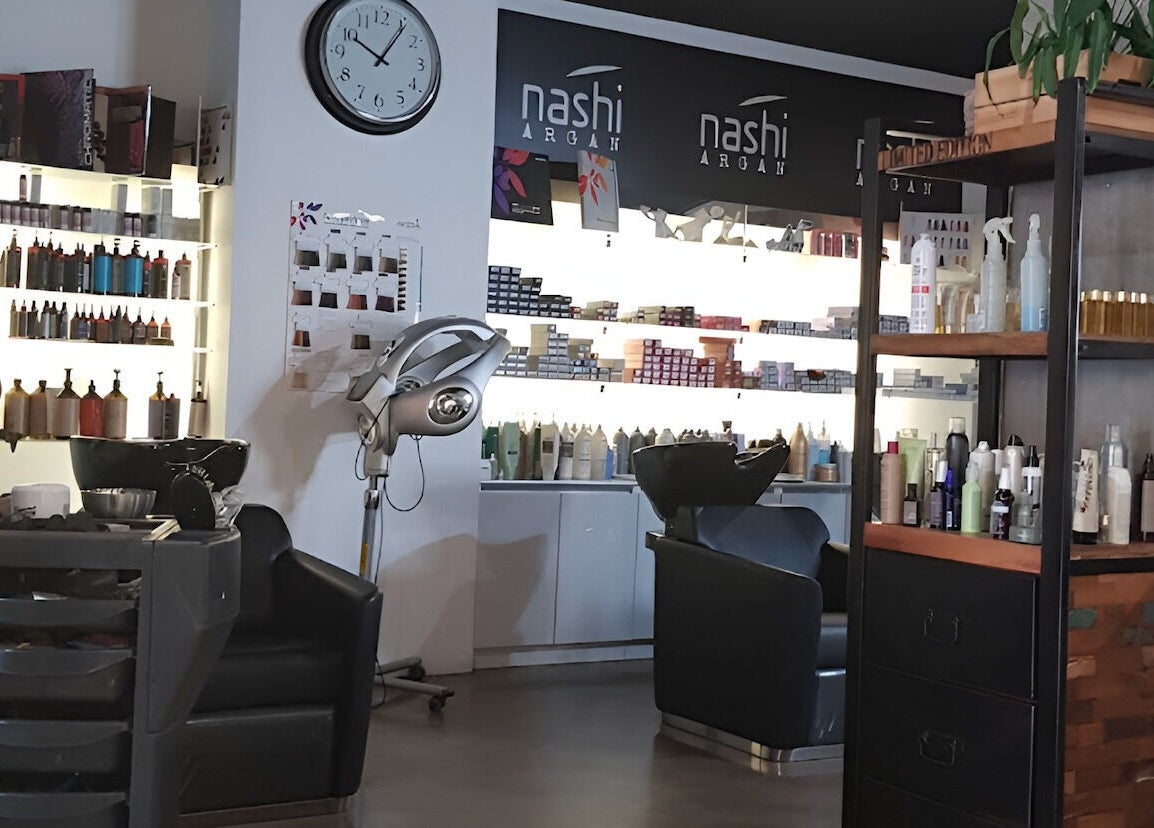 Interno di Gurfa Beauty Concept a Roma, Lazio, IT, con stazioni di bellezza moderne e prodotti esposti.